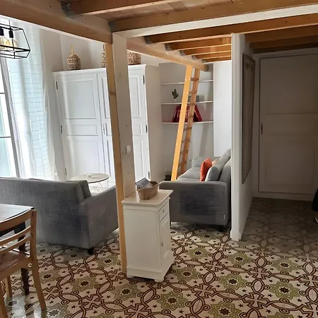 A Deux Pas Des Arenes * نيم